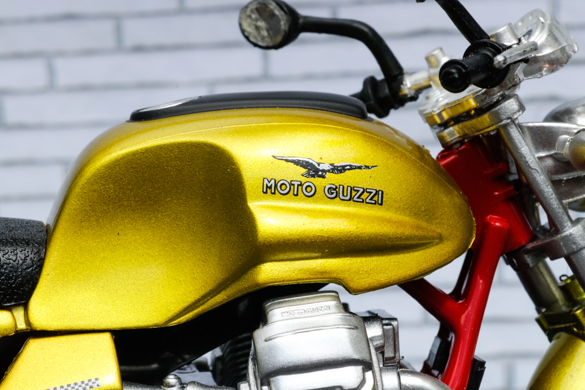 New Ray 1-12 Moto Guzzi V11 Sport